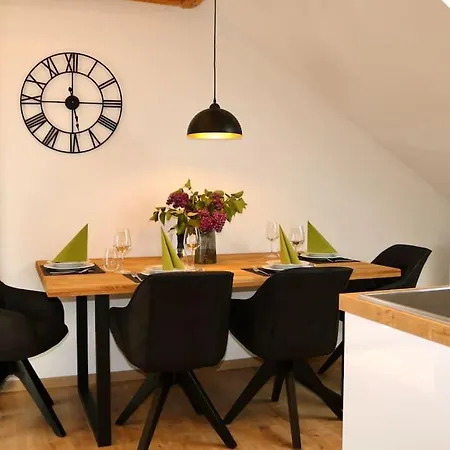 Moderne Dg-wohnung Im Guenztal * קרומבאך